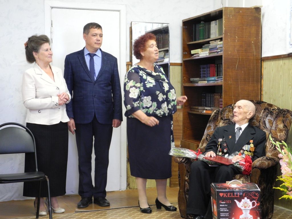 Самые теплые поздравления - от земляков из Новоторъяльского района. (Фото Натальи Кулишовой).