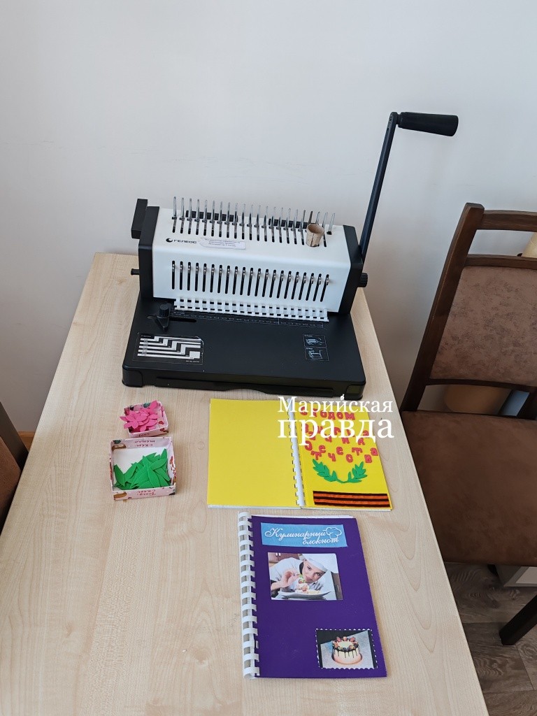 В картонажно-переплетной мастерской ученики сшивают, например, блокнотики.jpg