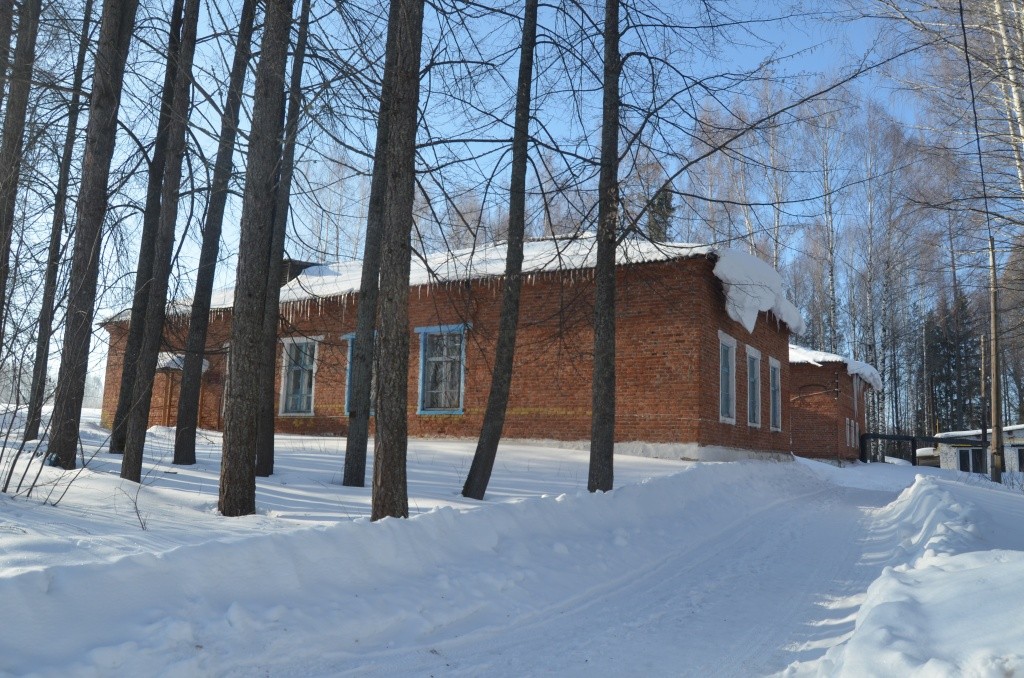 В этом здании из красного кирпича собран весь деревенский соцкультбыт - сюда интернет пришел самым первым.jpg