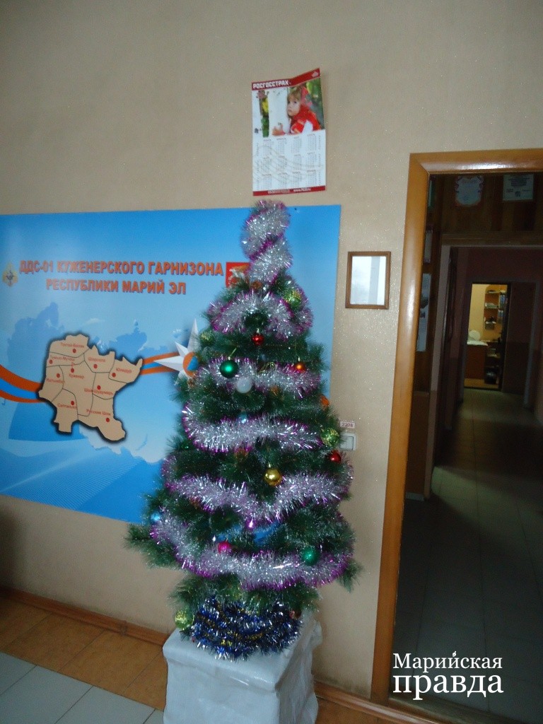 Есть у пожарных и своя елочка..jpg