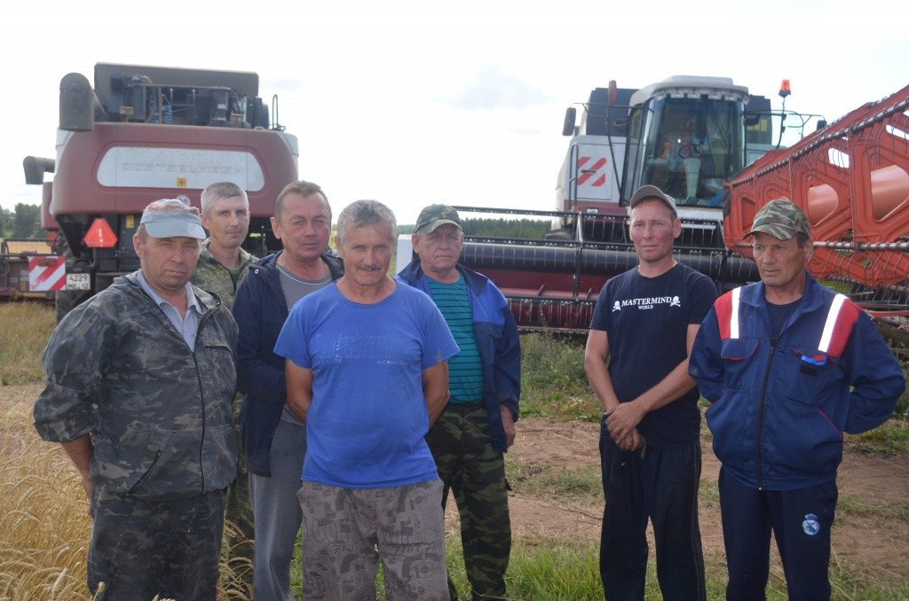 Еще минута и комбайнеры начнут обмолот.JPG