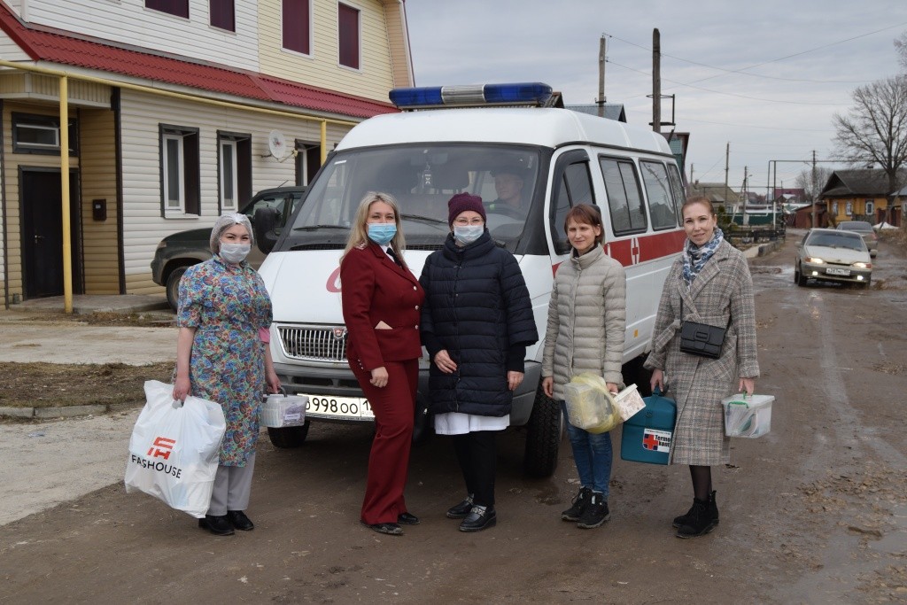 В прививочную бригаду входит специалист эпидемиолог Роспотребнадзора. (Фото предоставлено республиканским управлением Роспотребнадзора).