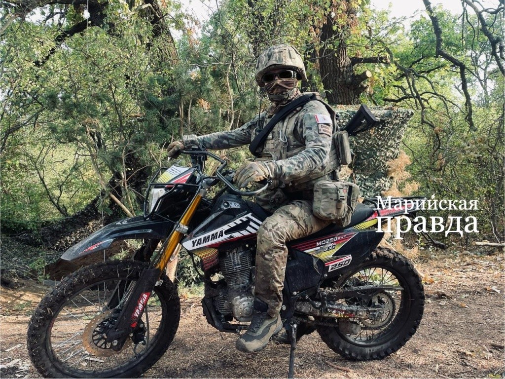 Даниил Росляков на новом мотоцикле, купленном на пожертвования его земляков..jpg