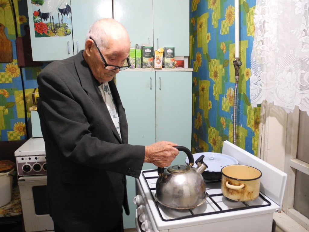 Сегодня Александру Михайловичу со многим в доме приходится справляться самому. (Фото Натальи Кулишовойо).