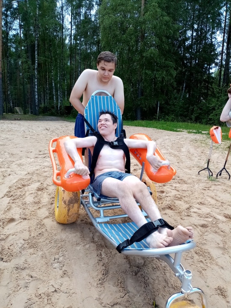 Перед погружением коляски в воду естественно волнение. (Фото Натальи Кулишовой).