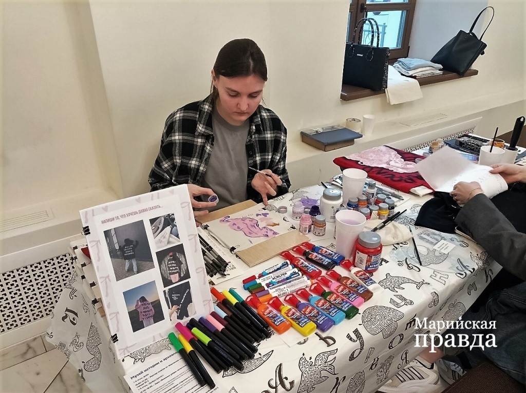 Расписать футболку или шопер оказалось не так и сложно..jpg