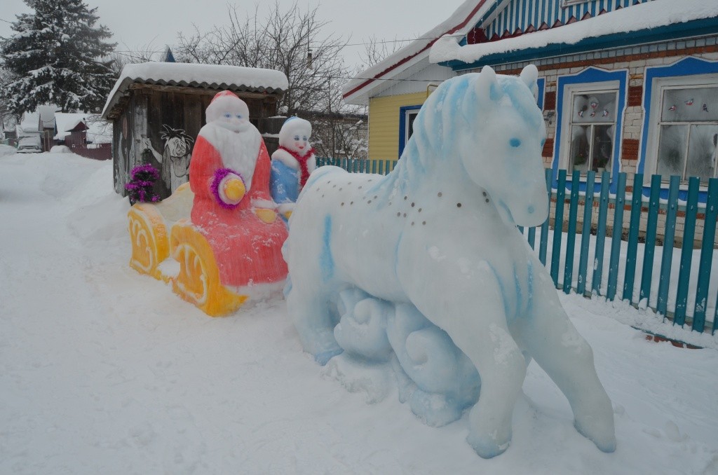 Эта композиция с дедом Морозом и Снегурочкой вырастает тут каждый год. Как говорится, место встречи изменить нельзя. .JPG