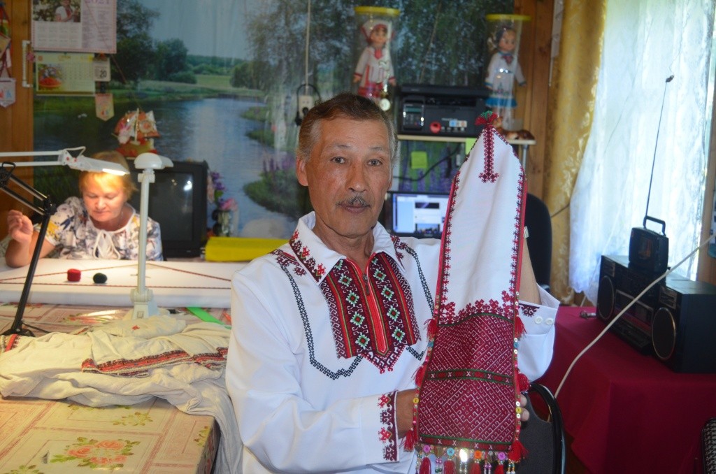 Олег Бусыгин и первый шымакш, вышитый в студии Унавий.JPG
