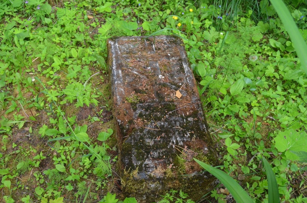 Погост в селе древний и нередко можно встретить такие вот старинные могильный плиты.jpg