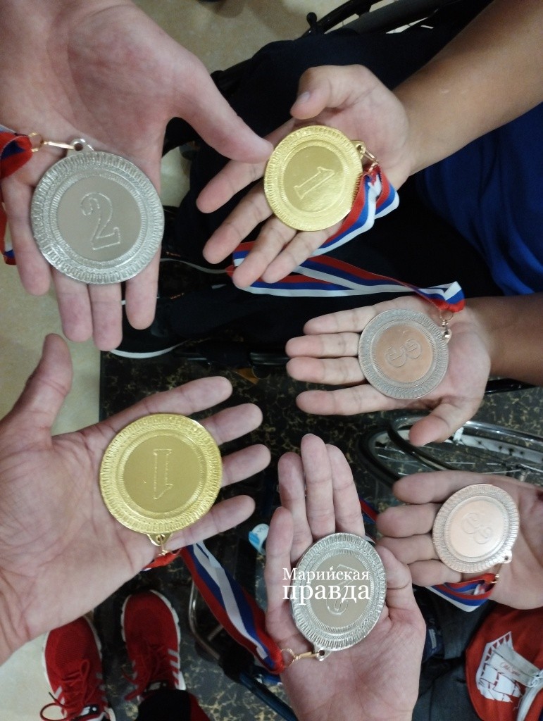 На пятерых - шесть медалей. (Фото Натальи Кулишовой).