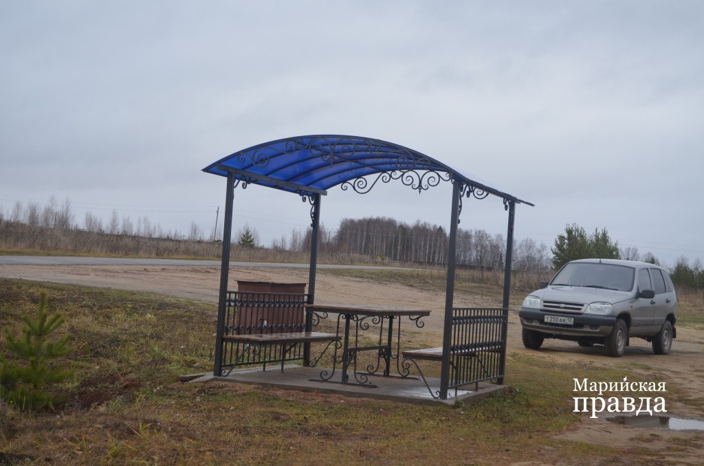 Автостоянка и беседка для отдыха..jpg