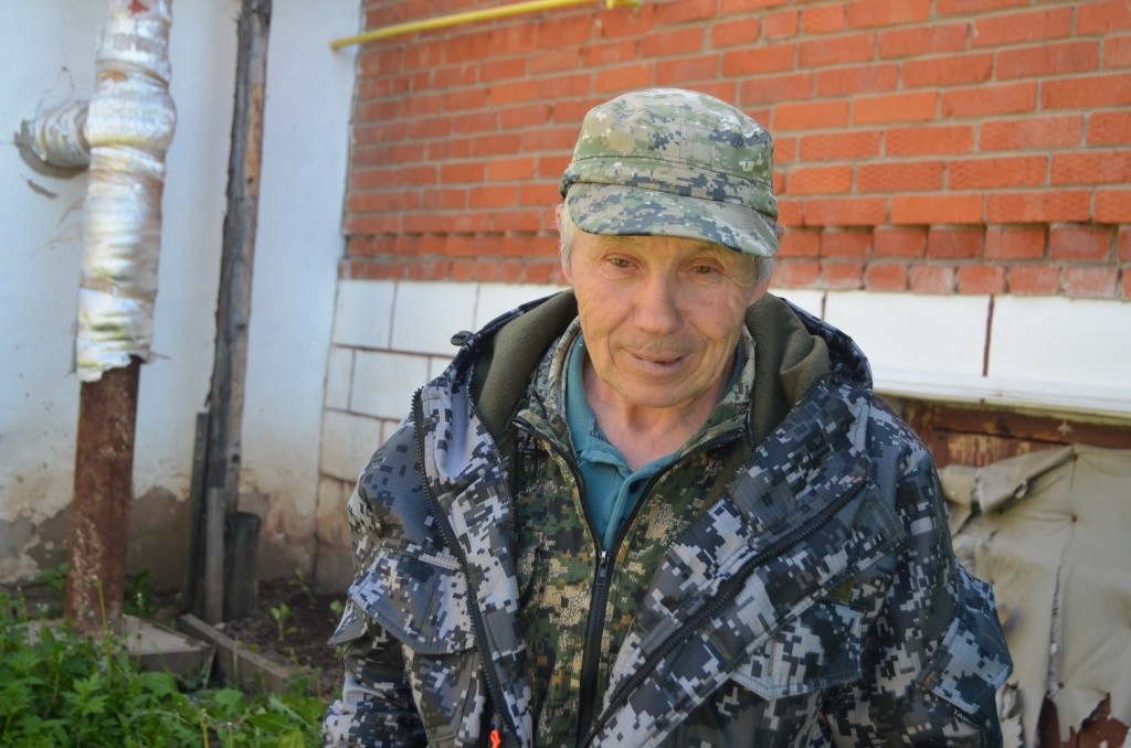 Ветеран Эрик Полушин рад, что деревня избавилась от грязи.JPG