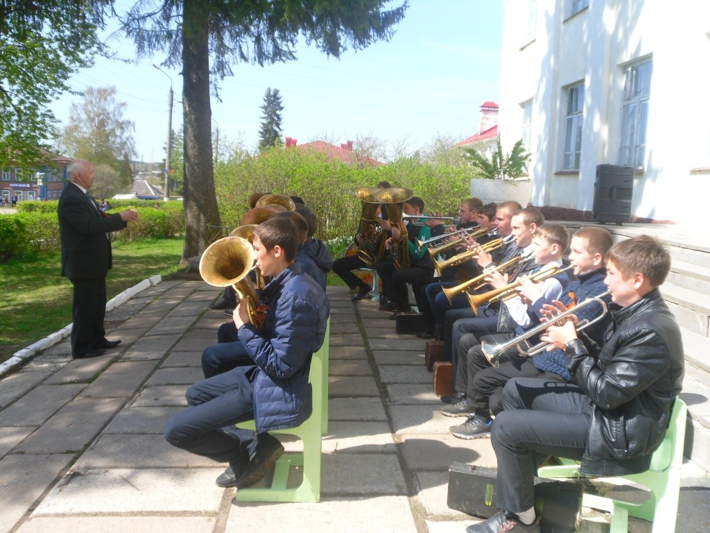 Владимир Вершинин со своими ребятами на дне Победы в райцентре.JPG
