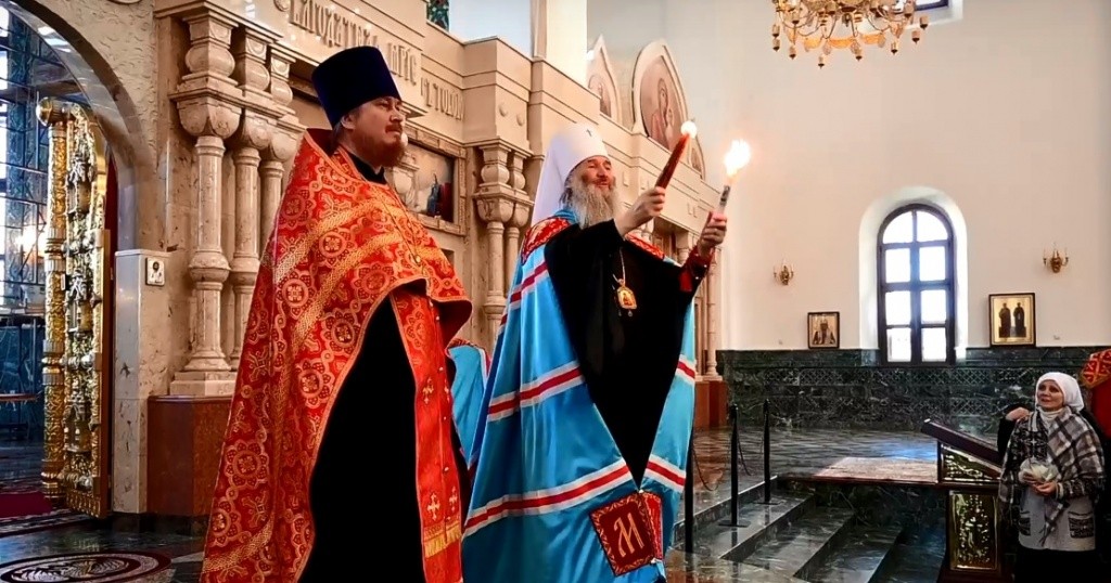 Благодатный огонь доставили в Россию и Марий Эл через несколько часов, как он сошел на Гроб Господень. (Фото предоставлено пресс-службой епархии).