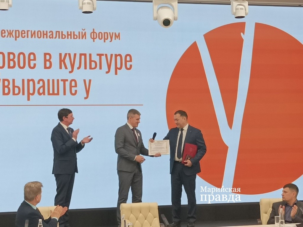 jpg Лауреат Госпреиии РМЭ Александр Изюков передал премиальные деньги региональному филиалу фонда Защитники Отечества . Фото Марины Оленевой Марийская правда.jpg