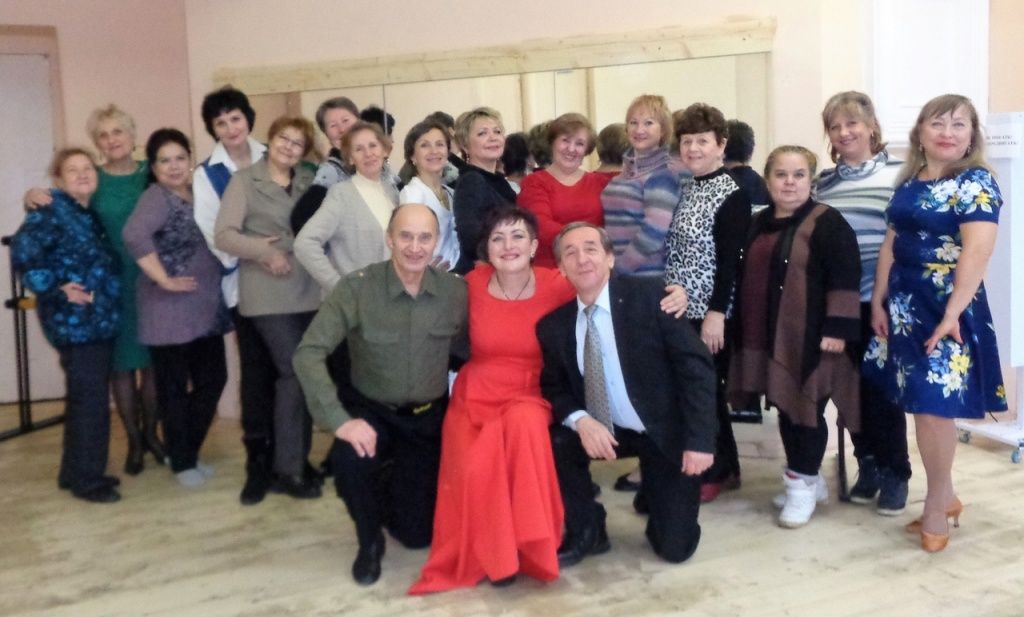 С участниками гала-концерта.(Фото предоставлено Верой Сазановой).