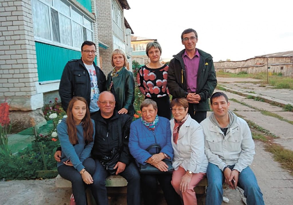 Сестры в кругу своей семьи