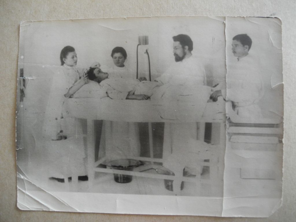 1898 год. В операционной Сернурской больницы. (Фоторепродукция Натальи Кулишовой).