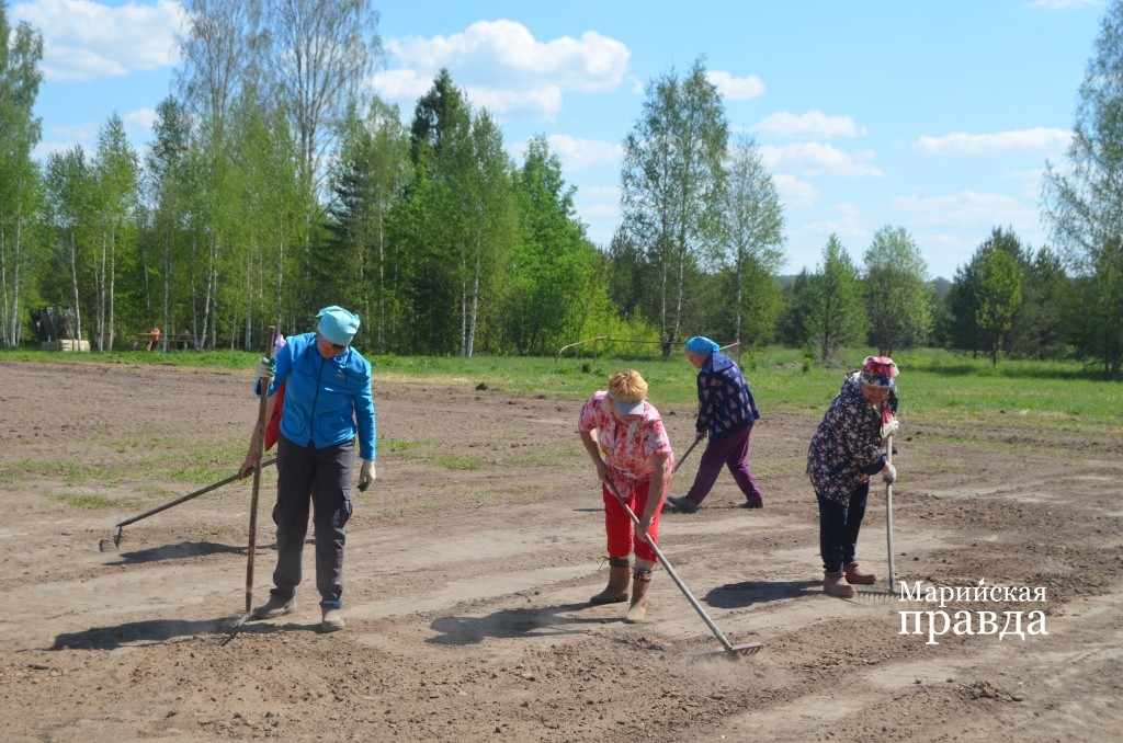 Женщины граблями старательно разравнивали площадку..jpg