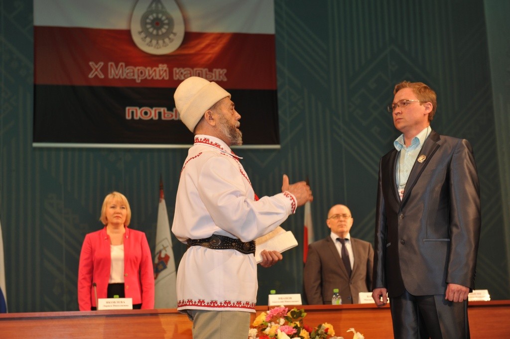 2016 год. Напутствие Верховного карта Марий Эл шестому избранному Оньыжа, Эдуарду Александрову. Фото предоставлено Всемарийским советом.JPG