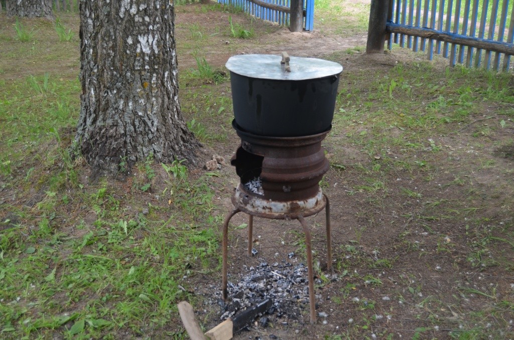 Всех угостили сваренной в котле гречневой кашей.jpg