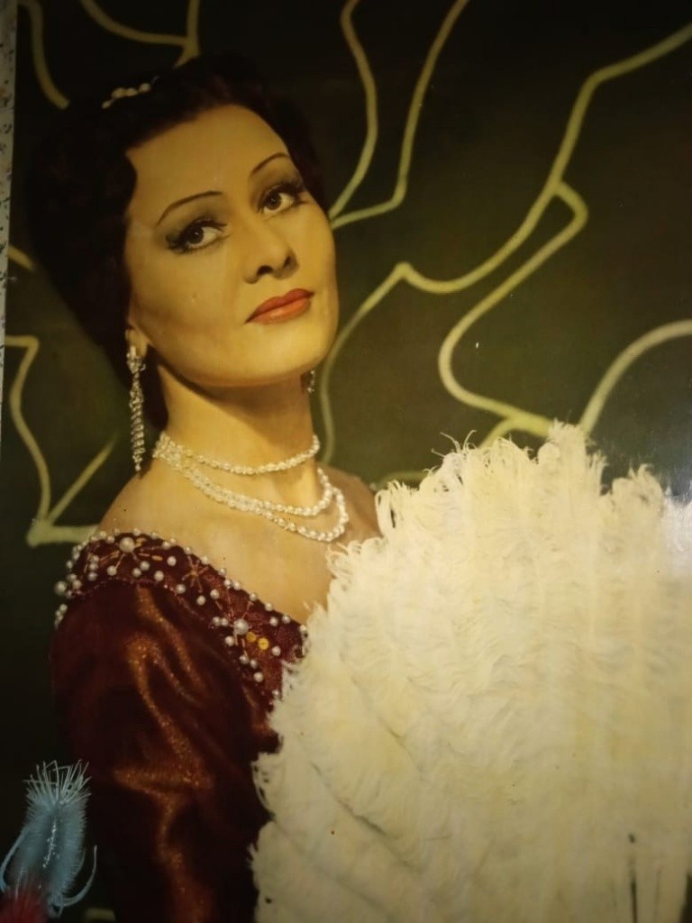 Актриса дивной красоты и большого таланта весгда была востребована режиссерами. В роли Дианы в спектакле Собака на сене Фото предоставлено Е. Москаленко.jpg