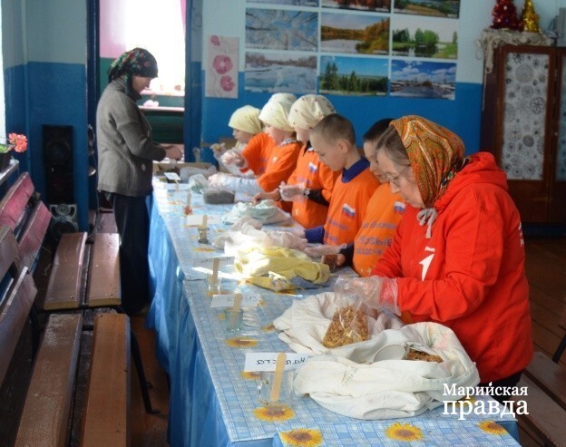 Юные звездочки за фасовкой сухого борща1.jpg