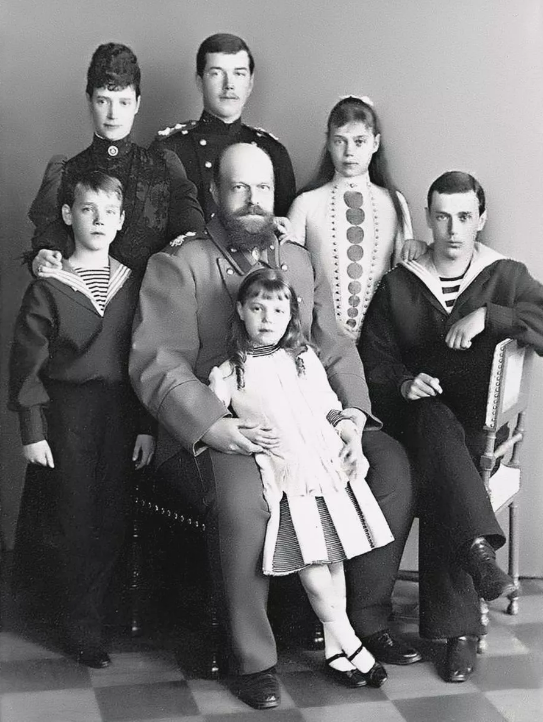 в окружении семьи.png