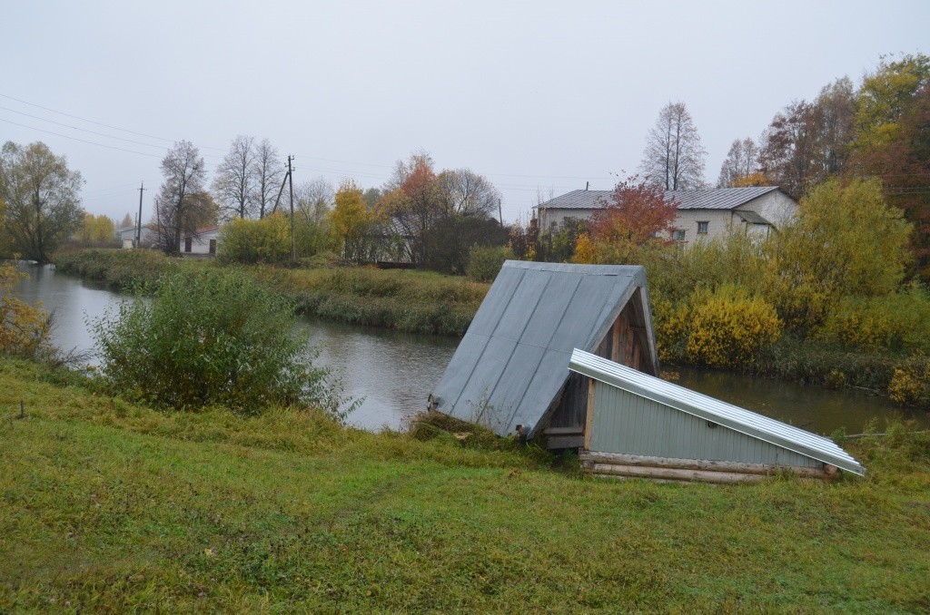 Деревенский пруд и родниковый домик.jpg