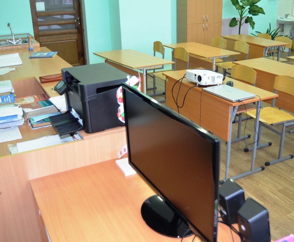 Очень выручают полученный мультимедийный проектор и остальное оборудование.JPG