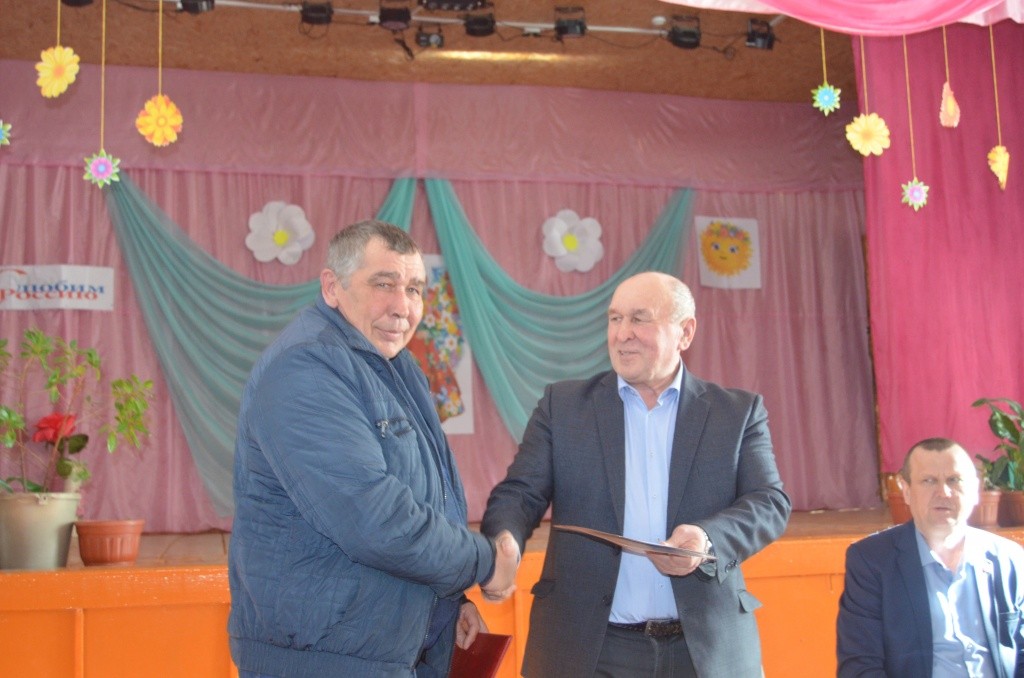 Передовой механизатор Геннадий Морозов был отмечен сразу двумя наградами.jpg