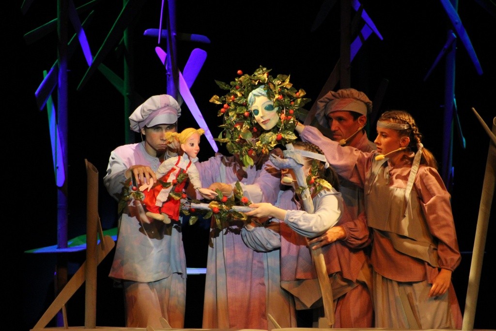 сцена из спектакля Гуси-лебеди. фото предоставлено театром кукол.JPG