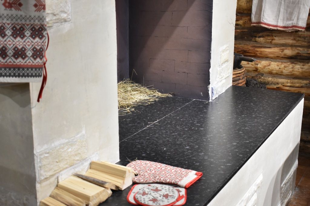 Оказавшись в печке, дети смеются: совсем как главный герой марийской сказки!