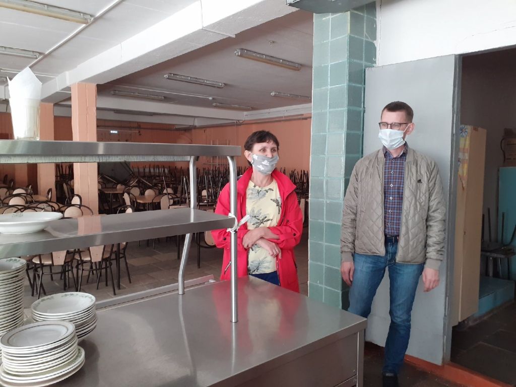 В столовой в столовой