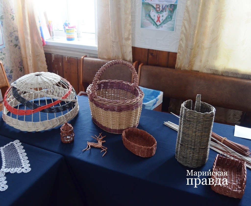 Многие поделки имеют вполне себе практическое применение, слева, например, абажур, его для фотосессии сняли с лампы..jpg