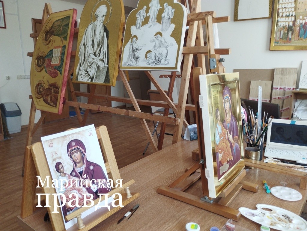 В Царевококшайской иконописной мастерской отовсюду смотрят лики святых. (Фото Натальи Кулишовой/"Марийская правда").
