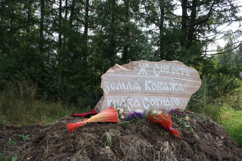 Второй памятный камень - через перекресток. (Фото администрации Горномарийского района).