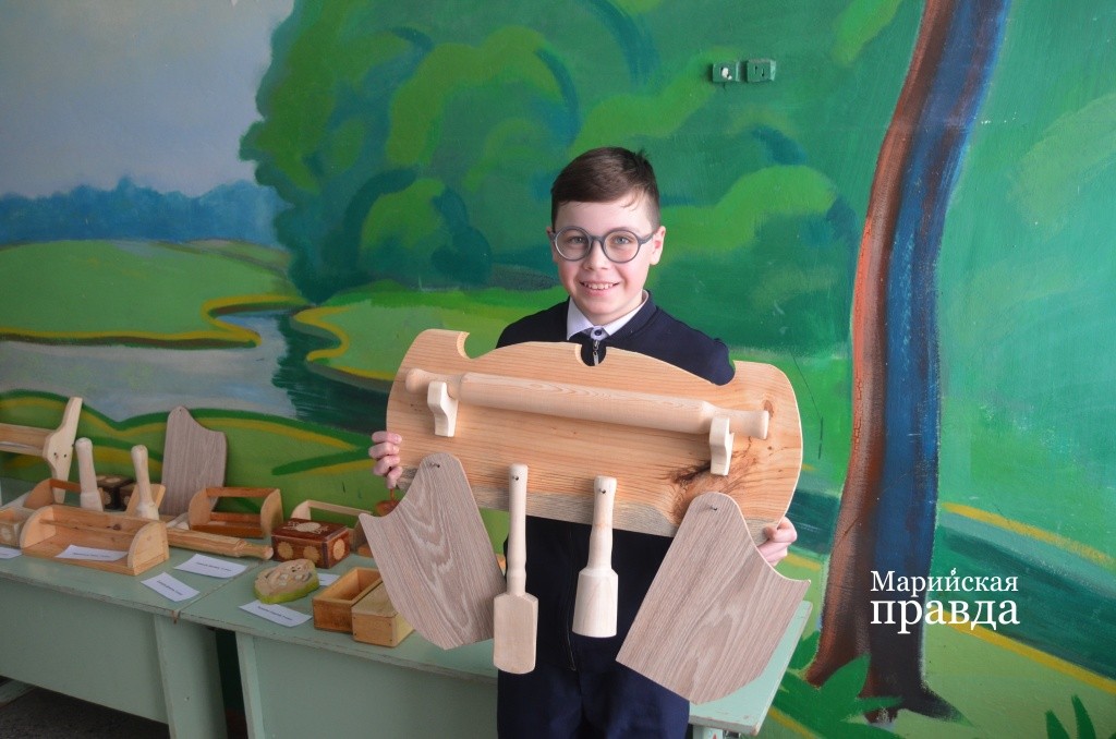 Вот такой шикарный набор кухонных принадлежностей сделал для своей мамы Марк Павлов..jpg