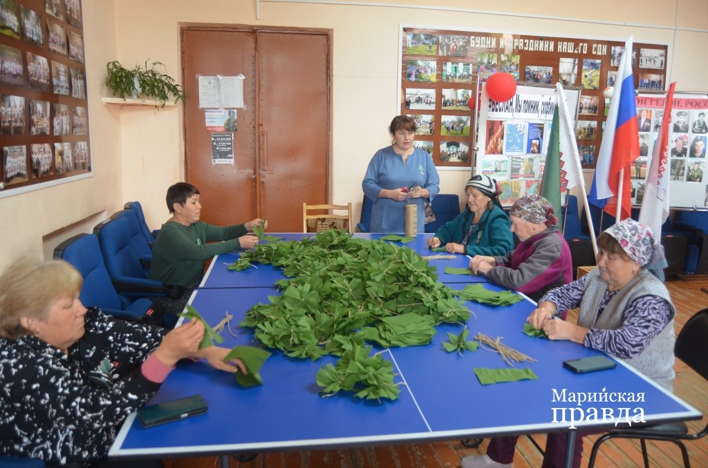 Волонтеры села Куракино делают заготовки для маскировочных сетей1.jpg
