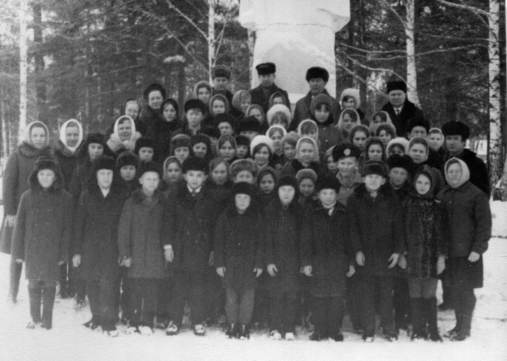 Лёнька с детьми санатория.jpg