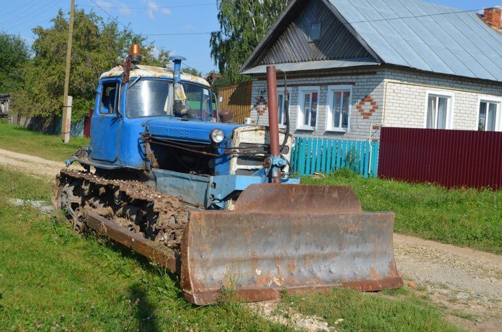 Ни одно общественно-полезное дело не обходится без дудушки ДТ - 75. Ни одно общественно-полезное дело не обходится без дудушки ДТ - 75.jpg