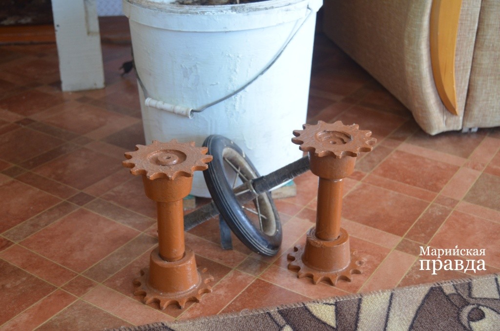 Самодельные гантели, кторые юный Толя сделал из списанных запчастей..jpg