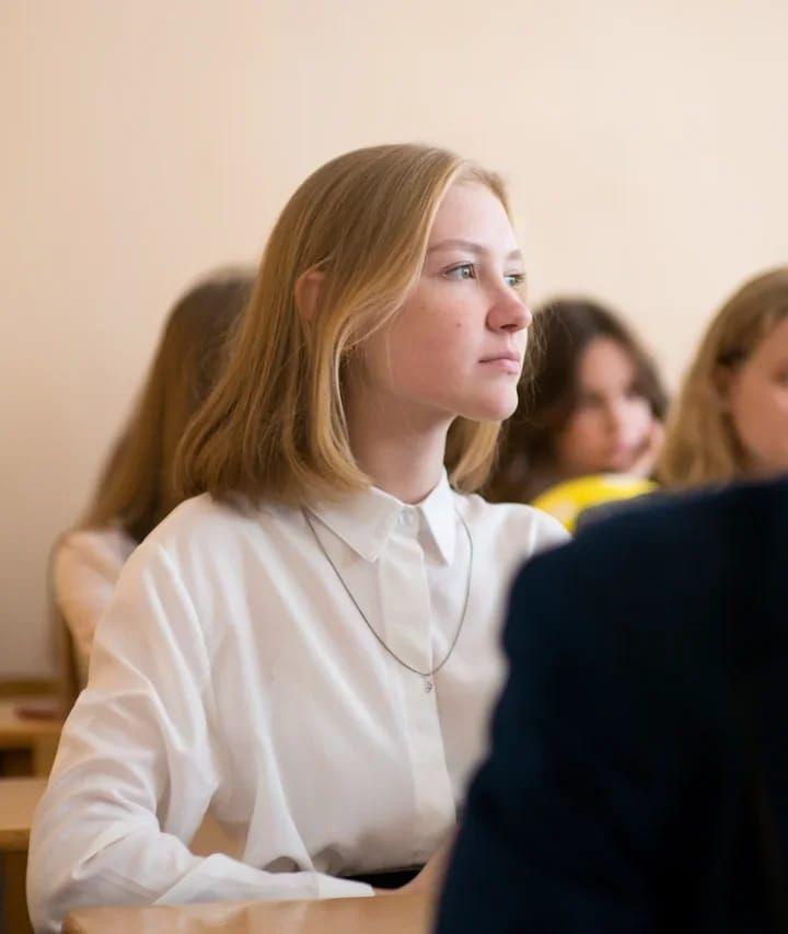 Алина Зыкова, ученица 10 класса 27 школы Йошкар-Олы вышла в финал Всероссийского конкурса "Живая классика". Фото из личного семейного архива. photo_2020-05-15_20-11-57.jpg