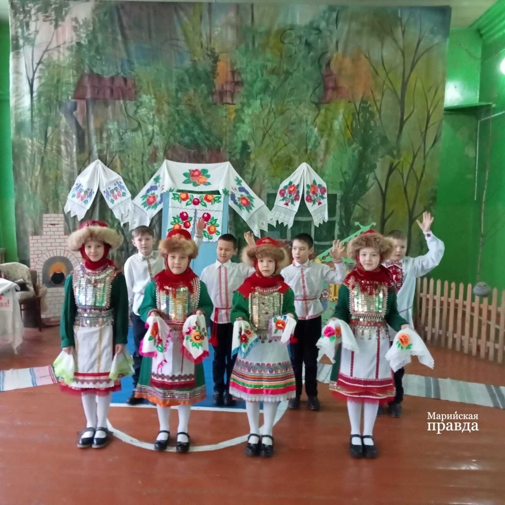 Все дети выступали в национальных костюмах, а сцена была хорошо декорирована. Все дети выступали в национальных костюмах, а сцена была хорошо декорирована..jpg