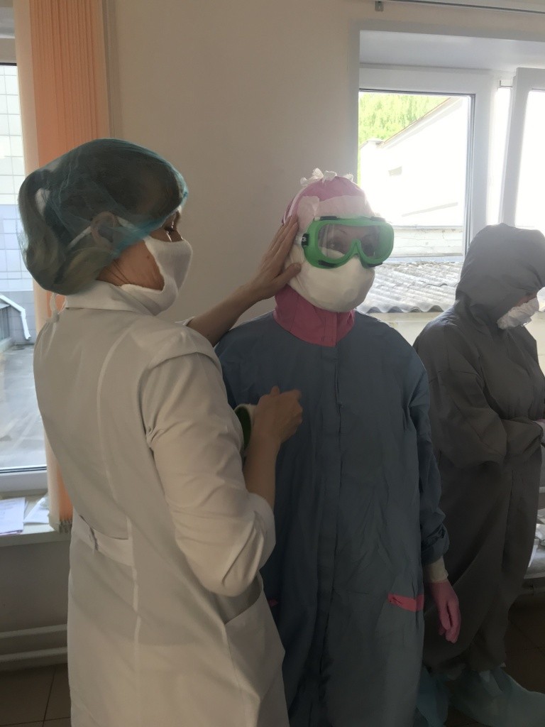 Надеть защитный костюм так, чтобы вирус "не проскочил", без посторонней помощи невозможно. (Фото предоставлено РКГВВ).