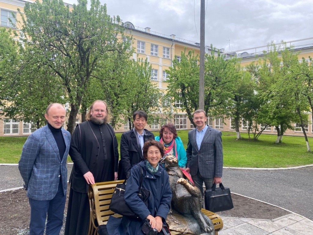 Фото с Йошкиным котом - дань традиции. (Фото предоставлено пресс-службой епархии).