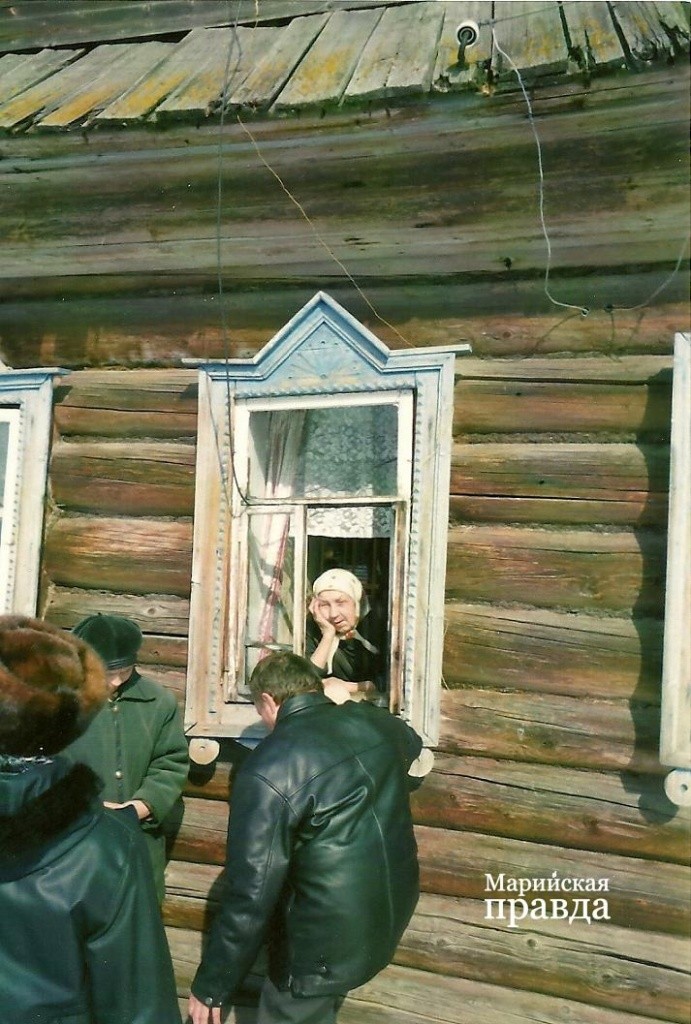 Анна Федоровна в старости. Приехавшие в гости односельчане пришли ее навестить.1.jpg