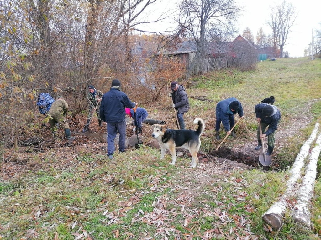 Местные жители уже провели субботник, чтобы осушить дно водоема .jpg