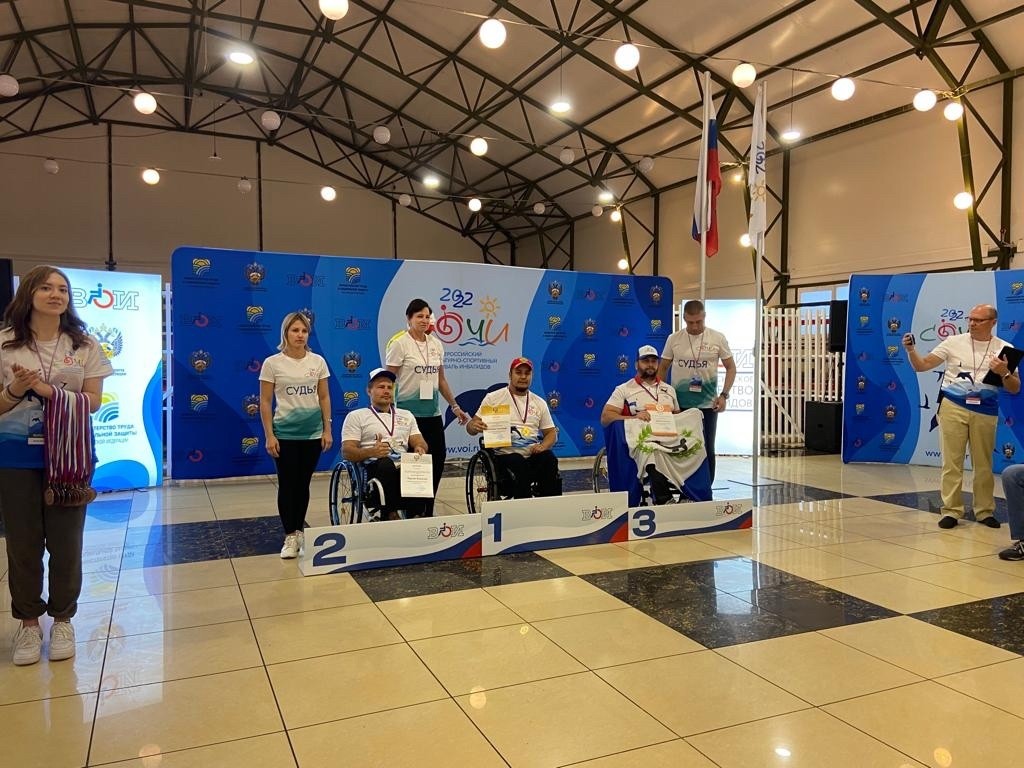 Александр Ермакова на пьедестале почета. (Фото предоставлено МРО ВОИ).