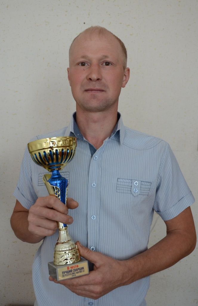 Станислав Антонов с наградой Лучший сварщик Антонов Станислав.jpg